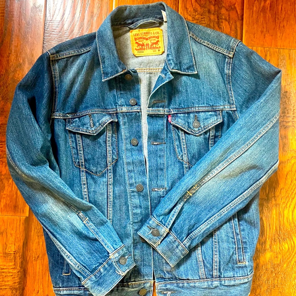 Dark Wash Levi's Denim Trucker Jacket - Medium